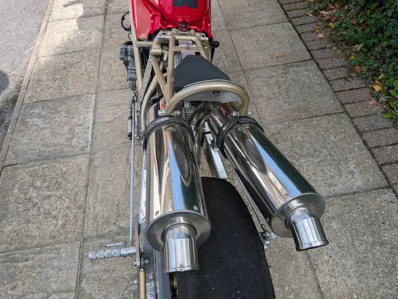 cette ducati 916 transformée en dragster, mélange des pièces d’aprilia 125 et pourrait partir aux enchères pour le prix d’une moto d’occasion 17