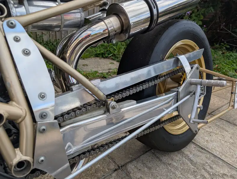 cette ducati 916 transformée en dragster, mélange des pièces d’aprilia 125 et pourrait partir aux enchères pour le prix d’une moto d’occasion 19