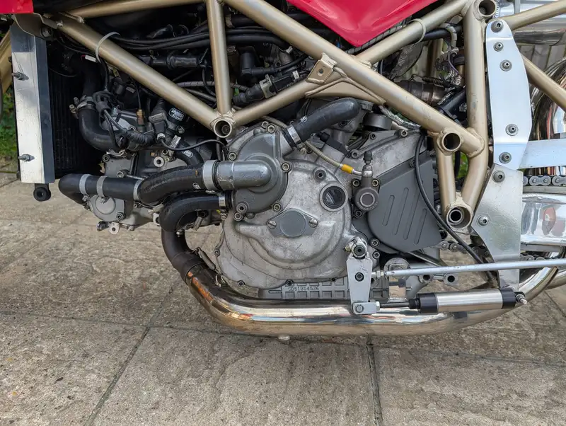 cette ducati 916 transformée en dragster, mélange des pièces d’aprilia 125 et pourrait partir aux enchères pour le prix d’une moto d’occasion 20