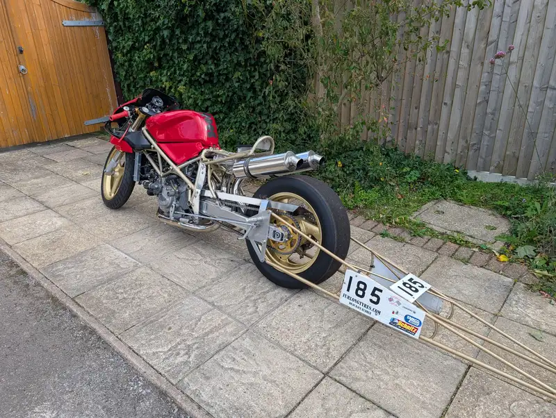 cette ducati 916 transformée en dragster, mélange des pièces d’aprilia 125 et pourrait partir aux enchères pour le prix d’une moto d’occasion 21