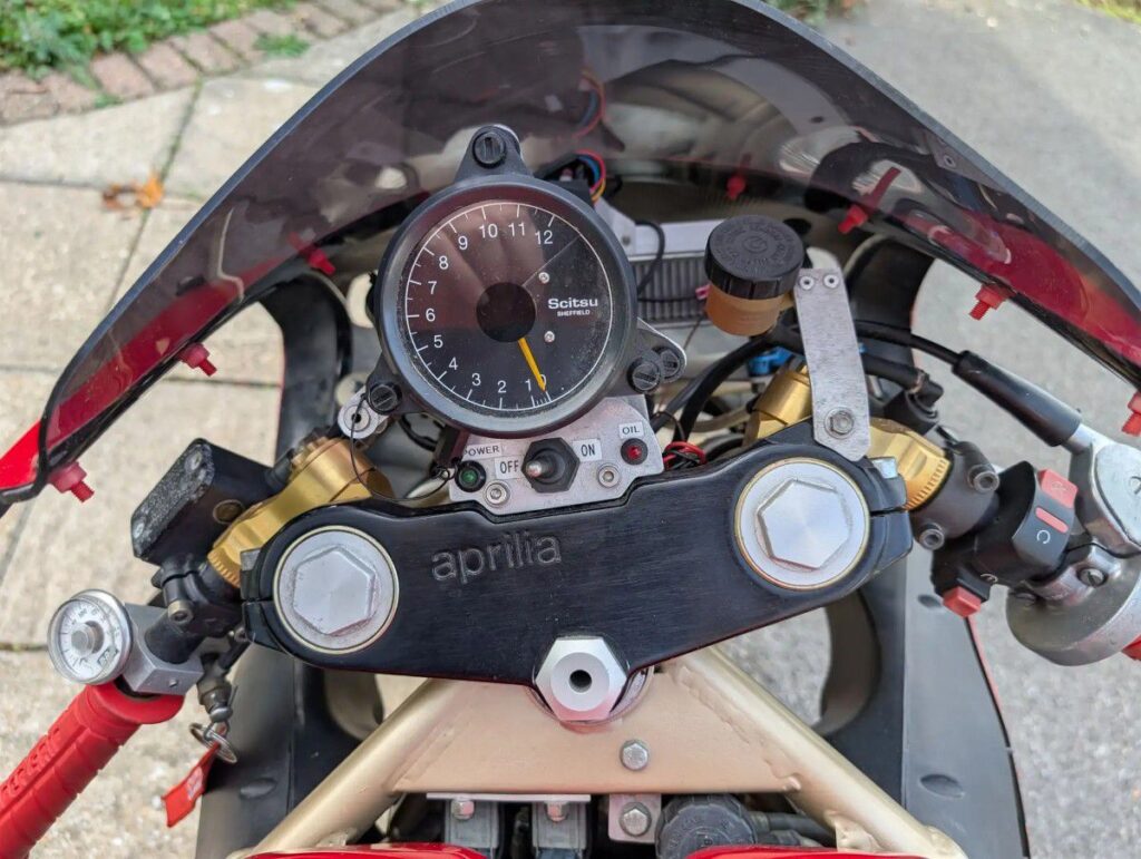 cette ducati 916 transformée en dragster, mélange des pièces d’aprilia 125 et pourrait partir aux enchères pour le prix d’une moto d’occasion 3