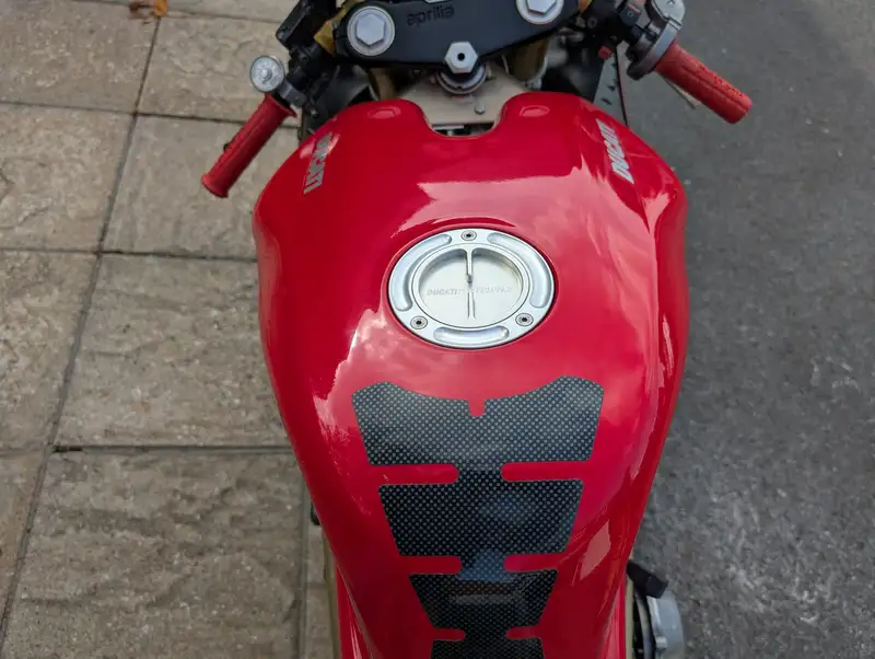 cette ducati 916 transformée en dragster, mélange des pièces d’aprilia 125 et pourrait partir aux enchères pour le prix d’une moto d’occasion 5