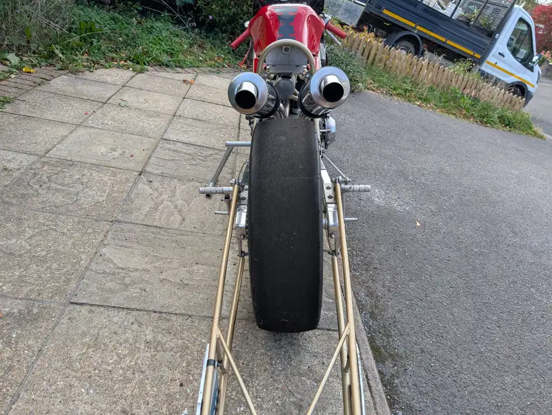 cette ducati 916 transformée en dragster, mélange des pièces d’aprilia 125 et pourrait partir aux enchères pour le prix d’une moto d’occasion 7