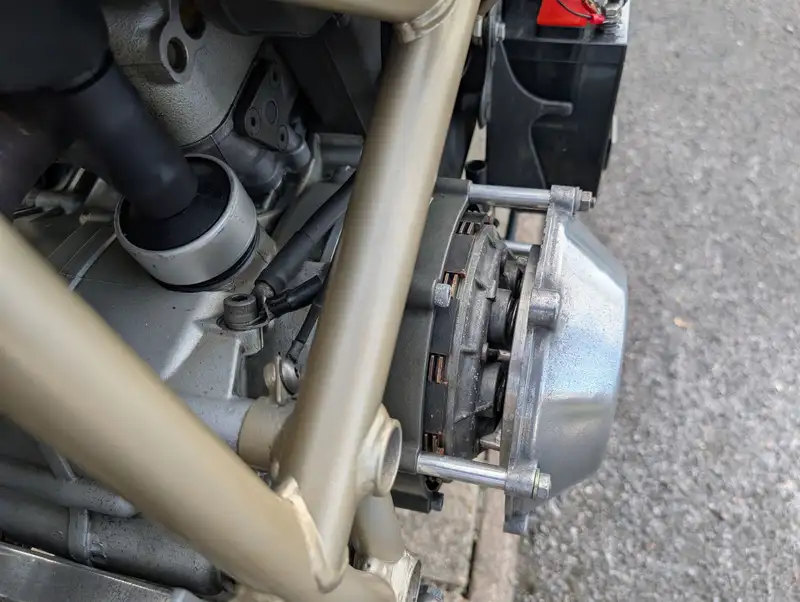 cette ducati 916 transformée en dragster, mélange des pièces d’aprilia 125 et pourrait partir aux enchères pour le prix d’une moto d’occasion 8