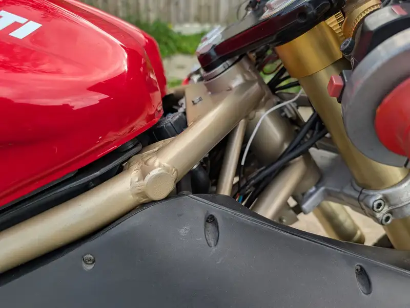 cette ducati 916 transformée en dragster, mélange des pièces d’aprilia 125 et pourrait partir aux enchères pour le prix d’une moto d’occasion 9