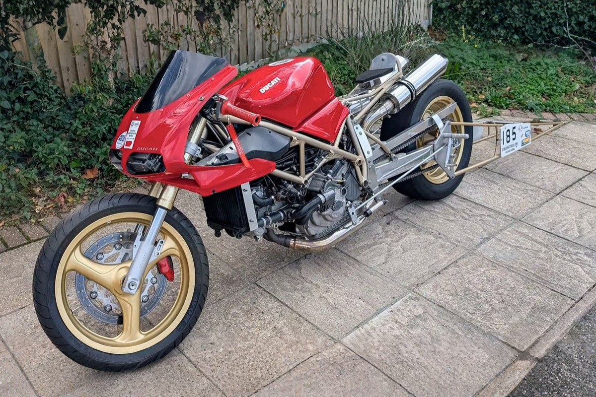 cette ducati 916 transformée en dragster, mélange des pièces d’aprilia 125 et pourrait partir aux enchères pour le prix d’une moto d’occasion