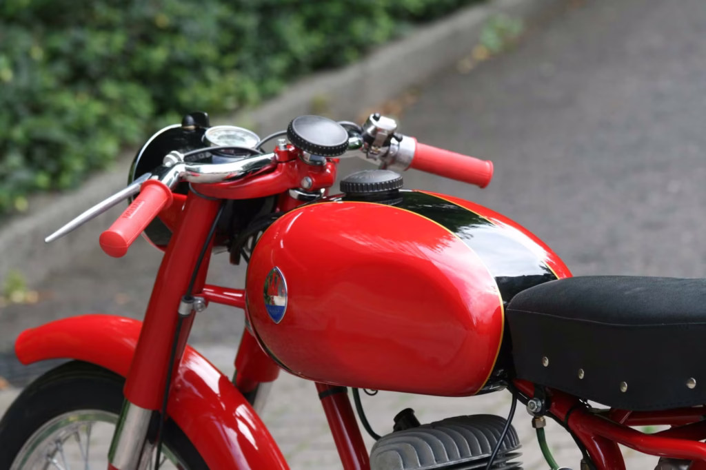 cette marque connue pour ses voitures de luxe a commencé par des motos pas chères pour survivre à la seconde guerre mondiale 1