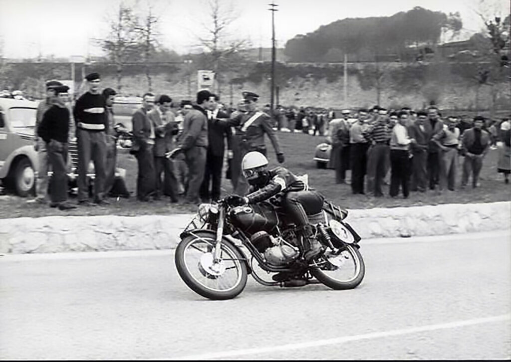 cette marque connue pour ses voitures de luxe a commencé par des motos pas chères pour survivre à la seconde guerre mondiale 11