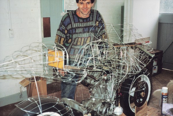 cette moto bleue venue du bout du monde pouvait ridiculiser les géants japonais, mais cet événement a coupé net la révolution 4