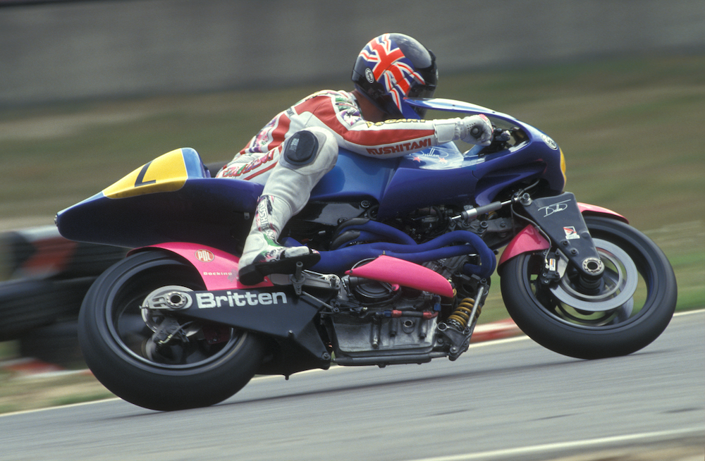 cette moto bleue venue du bout du monde pouvait ridiculiser les géants japonais, mais cet événement a coupé net la révolution 6