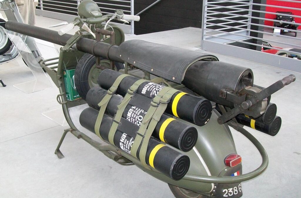 cette vespa avec un bazooka a littéralement sauvé piaggio de la faillite et elle a changé la vie des soldats français 3