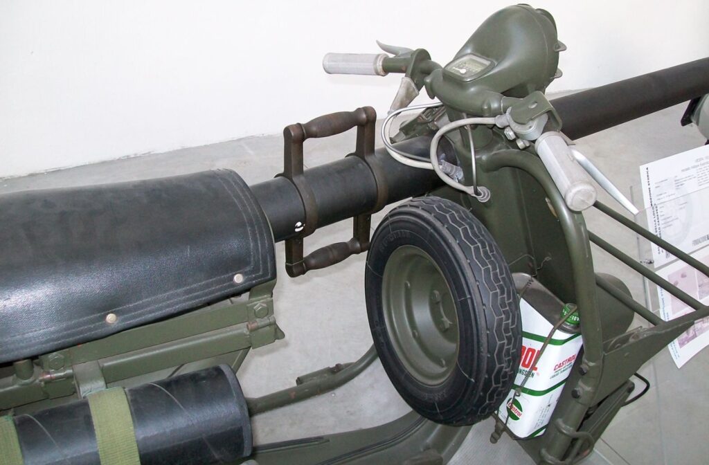 cette vespa avec un bazooka a littéralement sauvé piaggio de la faillite et elle a changé la vie des soldats français 4