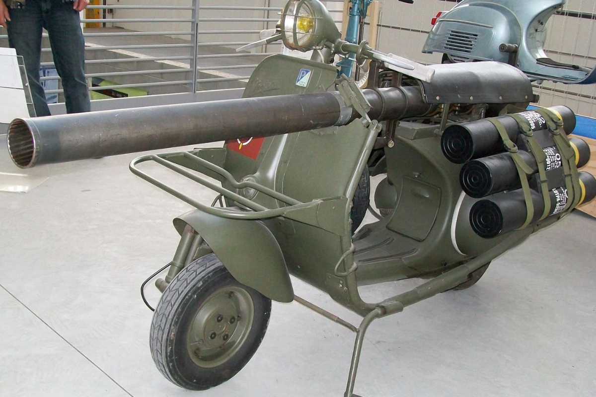 cette vespa avec un bazooka a littéralement sauvé piaggio de la faillite et elle a changé la vie des soldats français