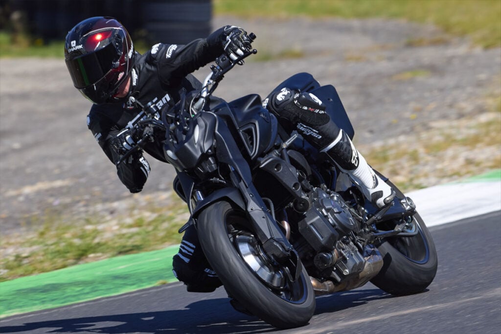 des français ont réussi à faire en sorte qu’une yamaha mt 07 soit à traction intégrale en mettant un moteur électrique dans la roue avant 1