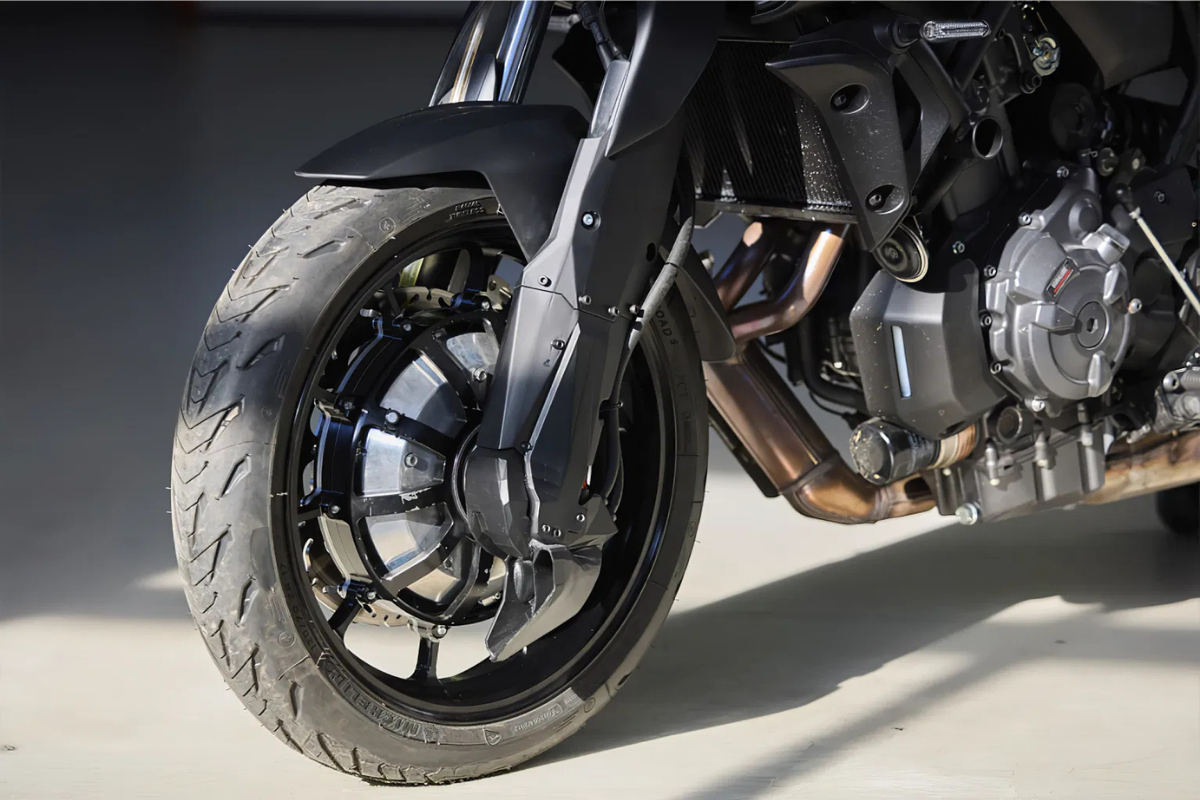 des français ont réussi à faire en sorte qu’une yamaha mt 07 soit à traction intégrale en mettant un moteur électrique dans la roue avant