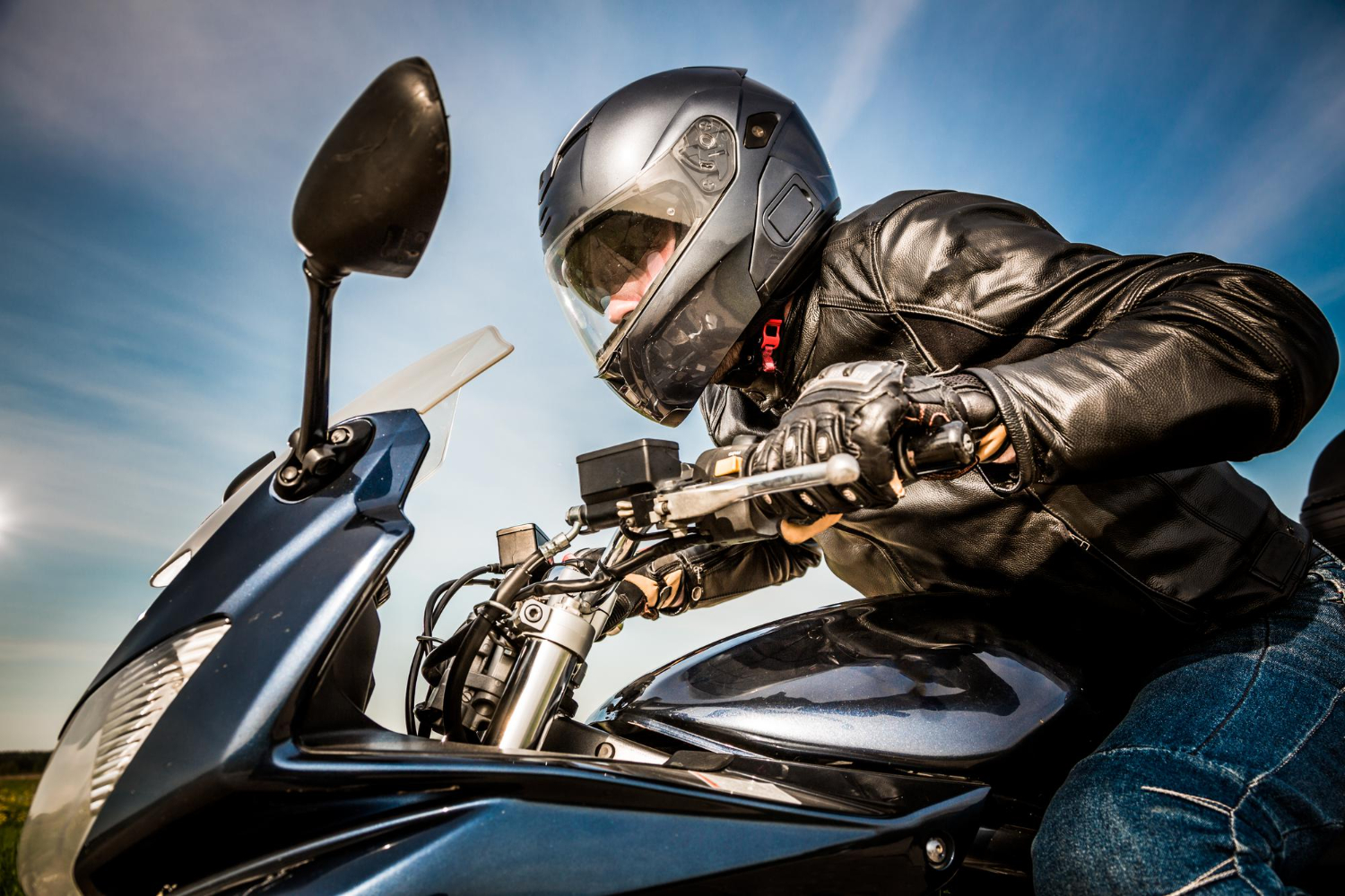 des milliers de motards deviennent sourds sans s’en rendre compte ce simple accessoire à 15 € pourrait sauver votre audition à 130 kmh