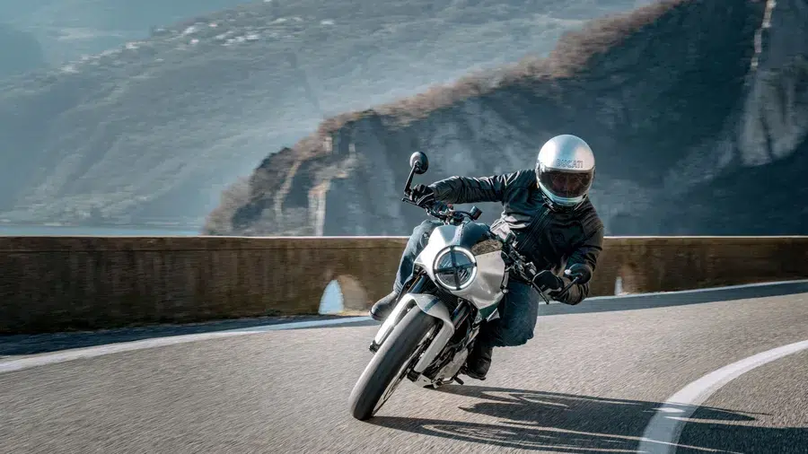 ducati fête ses 100 ans avec une bombe néo rétro cette « formula 73 » numérotée à 873 exemplaires va rendre dingues les fans de la 750 imola 4