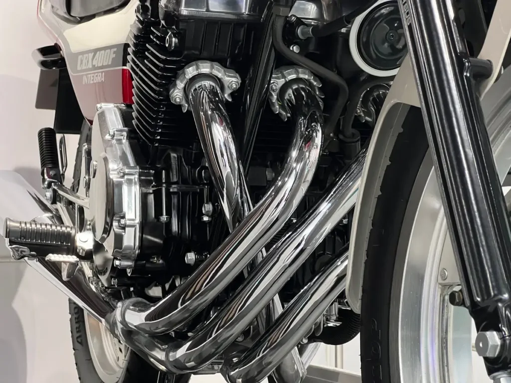 honda s’est moqué de yamaha, suzuki et kawasaki sans dire un mot cette cbx400f a simplement dessiné un x avec ses échappements pour leur rappeler qui était le patron 1