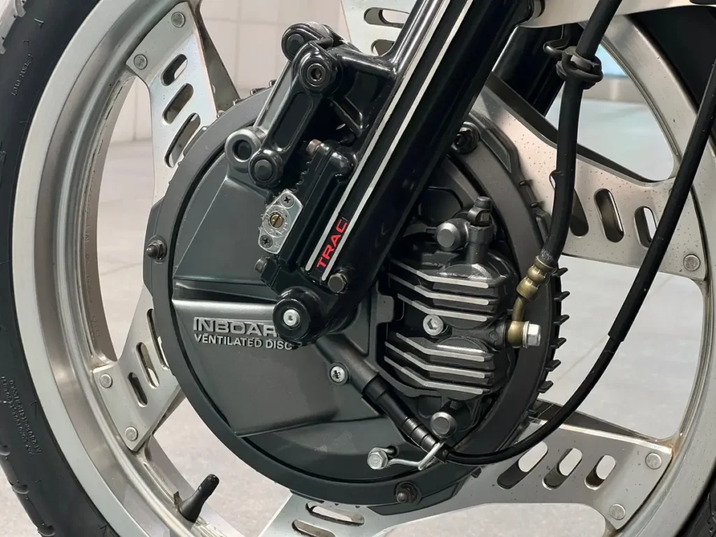 honda s’est moqué de yamaha, suzuki et kawasaki sans dire un mot cette cbx400f a simplement dessiné un x avec ses échappements pour leur rappeler qui était le patron 10