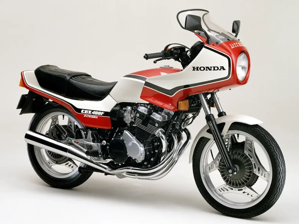 honda s’est moqué de yamaha, suzuki et kawasaki sans dire un mot cette cbx400f a simplement dessiné un x avec ses échappements pour leur rappeler qui était le patron 12
