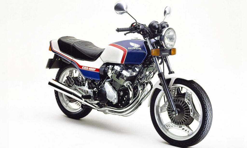 honda s’est moqué de yamaha, suzuki et kawasaki sans dire un mot cette cbx400f a simplement dessiné un x avec ses échappements pour leur rappeler qui était le patron 2