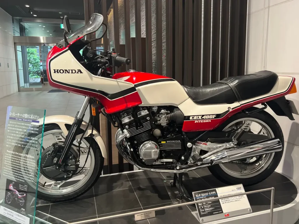 honda s’est moqué de yamaha, suzuki et kawasaki sans dire un mot cette cbx400f a simplement dessiné un x avec ses échappements pour leur rappeler qui était le patron 3