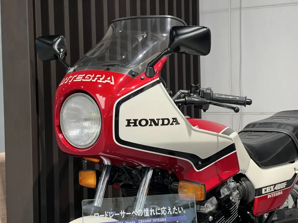 honda s’est moqué de yamaha, suzuki et kawasaki sans dire un mot cette cbx400f a simplement dessiné un x avec ses échappements pour leur rappeler qui était le patron 4