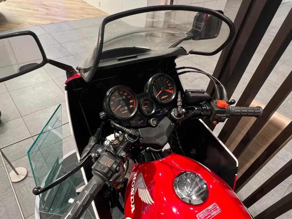 honda s’est moqué de yamaha, suzuki et kawasaki sans dire un mot cette cbx400f a simplement dessiné un x avec ses échappements pour leur rappeler qui était le patron 5