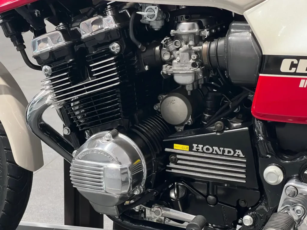 honda s’est moqué de yamaha, suzuki et kawasaki sans dire un mot cette cbx400f a simplement dessiné un x avec ses échappements pour leur rappeler qui était le patron 7