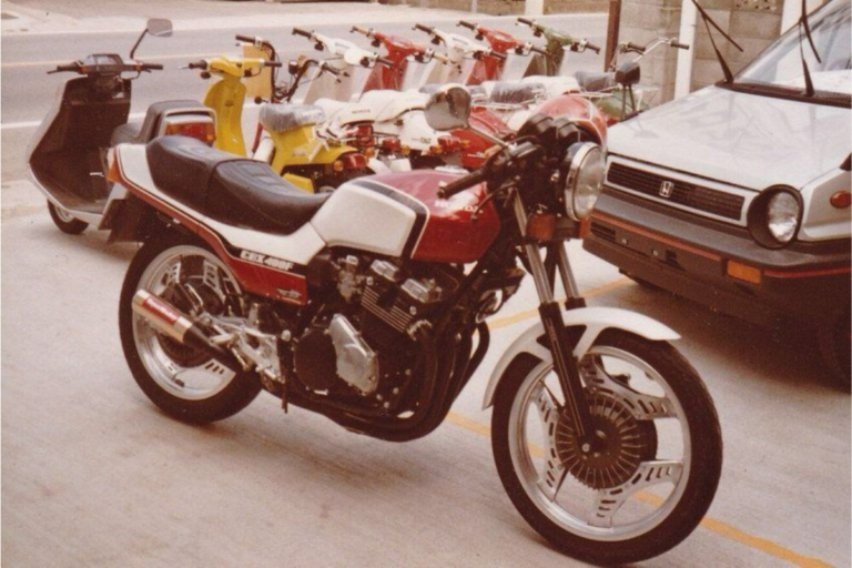 honda s’est moqué de yamaha, suzuki et kawasaki sans dire un mot cette cbx400f a simplement dessiné un x avec ses échappements pour leur rappeler qui était le patron