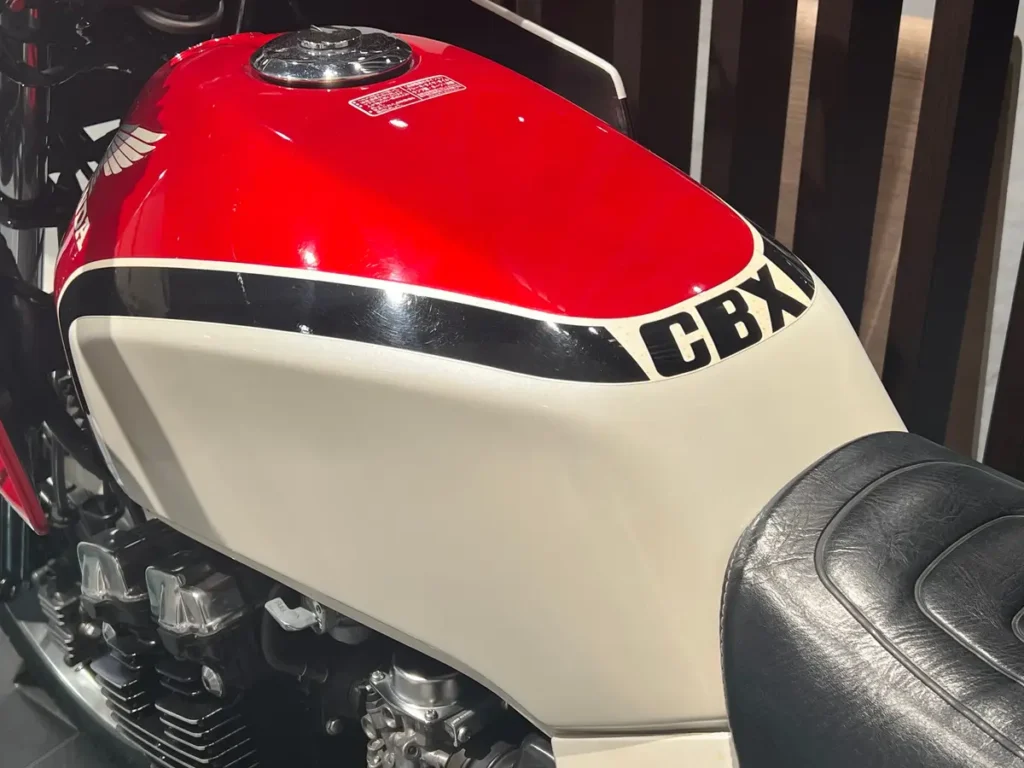 honda s’est moqué de yamaha, suzuki et kawasaki sans dire un mot cette cbx400f a simplement dessiné un x avec ses échappements pour leur rappeler qui était le patron 8