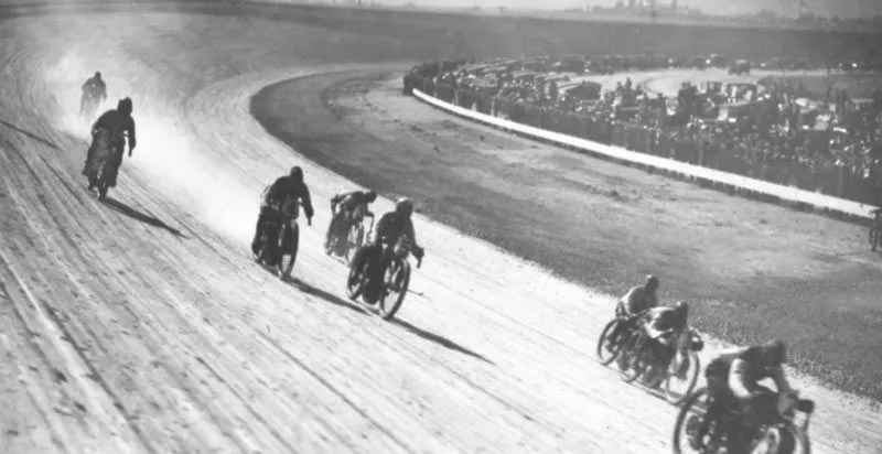 il y a plus de 100 ans, on faisait déjà du “motogp” sur des anneaux en bois ces motodromes mortels où les pilotes roulaient à fond au dessus du vide 2