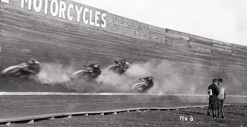 il y a plus de 100 ans, on faisait déjà du “motogp” sur des anneaux en bois ces motodromes mortels où les pilotes roulaient à fond au dessus du vide 3
