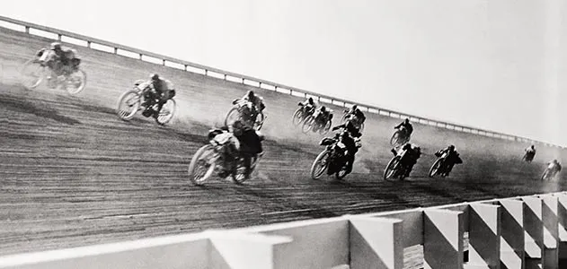 il y a plus de 100 ans, on faisait déjà du “motogp” sur des anneaux en bois ces motodromes mortels où les pilotes roulaient à fond au dessus du vide 5