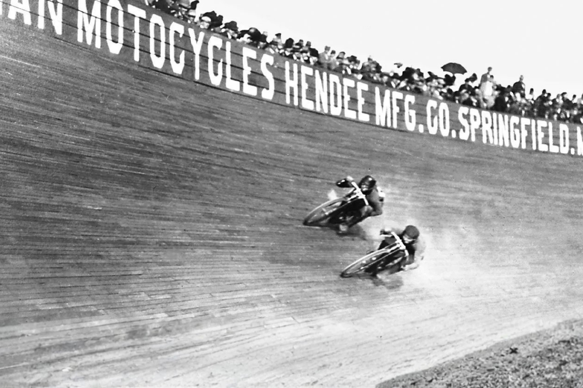 il y a plus de 100 ans, on faisait déjà du “motogp” sur des anneaux en bois ces motodromes mortels où les pilotes roulaient à fond au dessus du vide