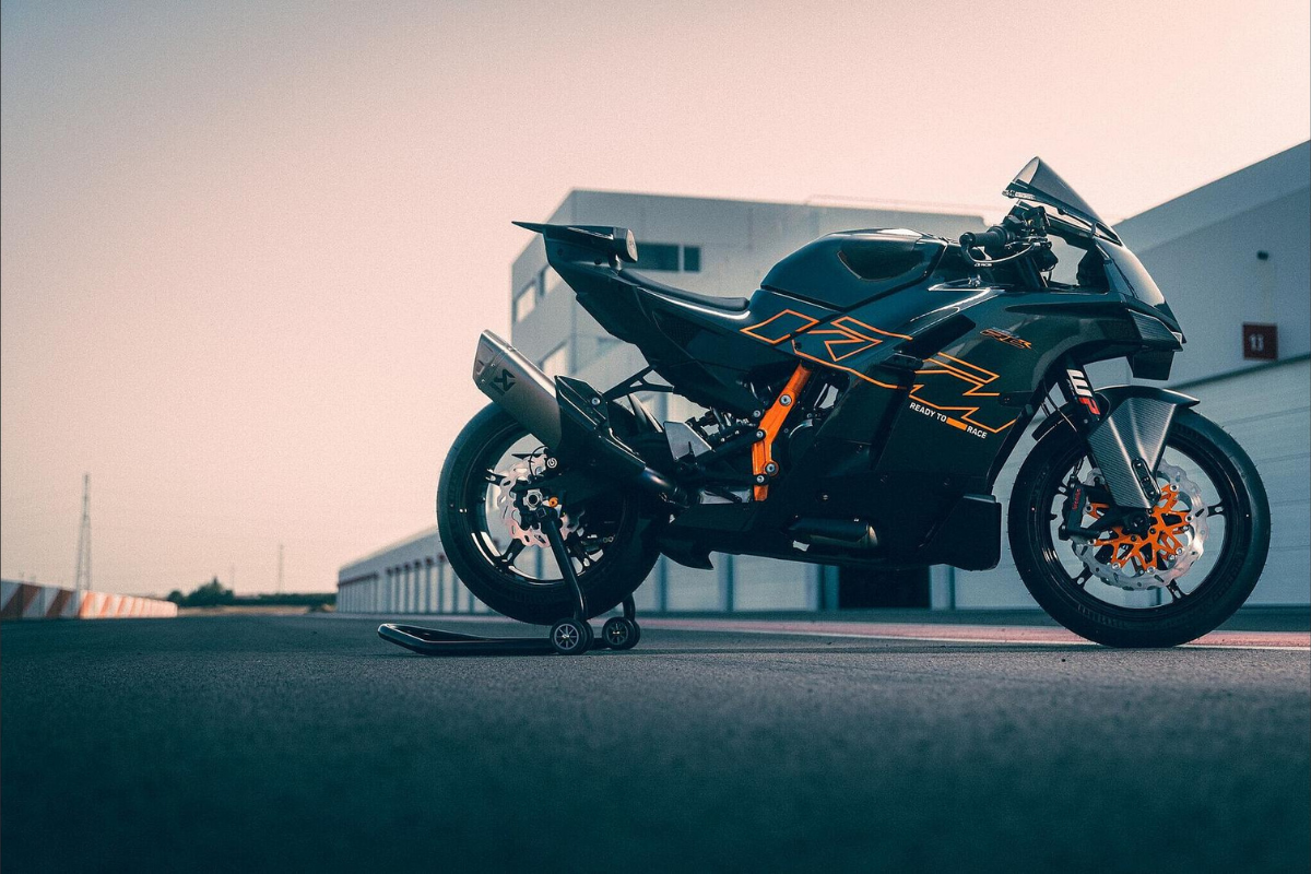 ktm va changer de visage la marque rompt avec le designer qui dessinait ses motos depuis 35 ans, une nouvelle équipe prépare déjà un style totalement inédit