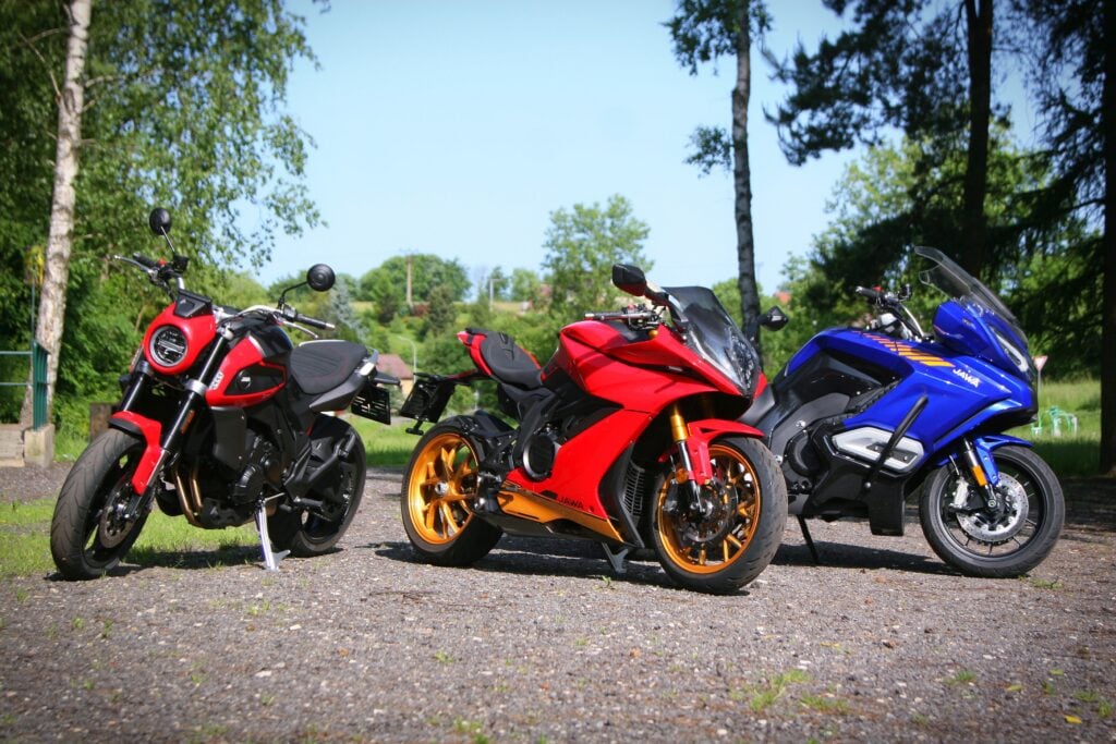 la chine a berné l’europe elle vend la même moto sous quatre noms différents et des milliers de motards paient jusqu’à 2 200 € de plus juste pour un logo sur le réservoir 1