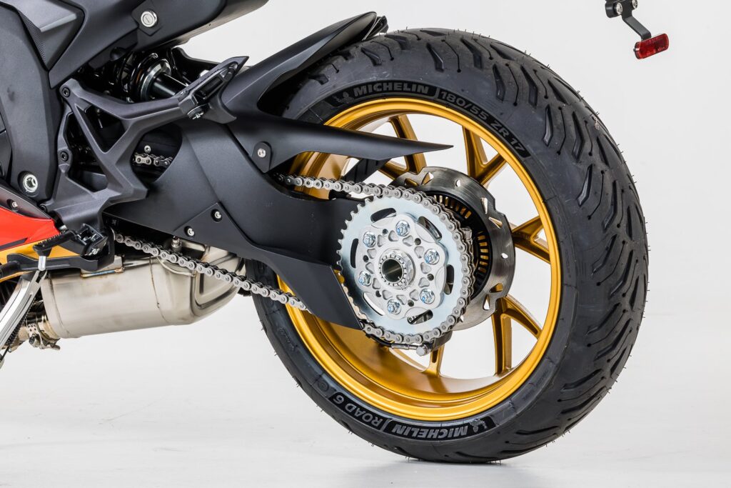 la chine a berné l’europe elle vend la même moto sous quatre noms différents et des milliers de motards paient jusqu’à 2 200 € de plus juste pour un logo sur le réservoir 16