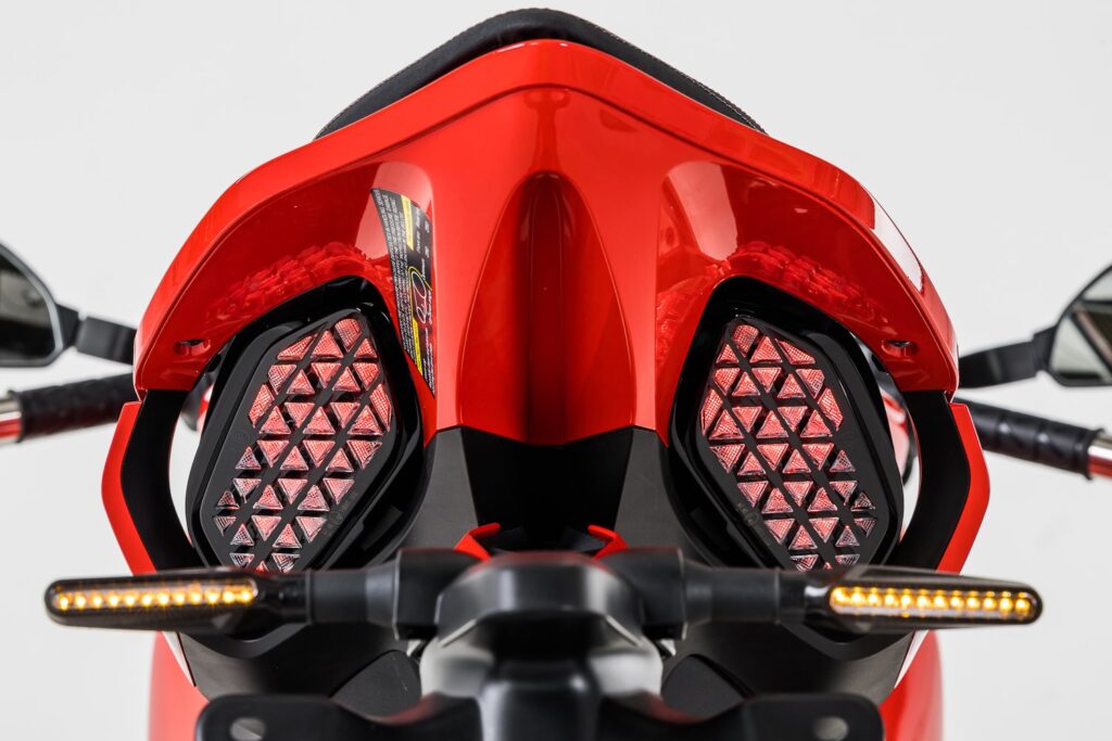 la chine a berné l’europe elle vend la même moto sous quatre noms différents et des milliers de motards paient jusqu’à 2 200 € de plus juste pour un logo sur le réservoir 17+