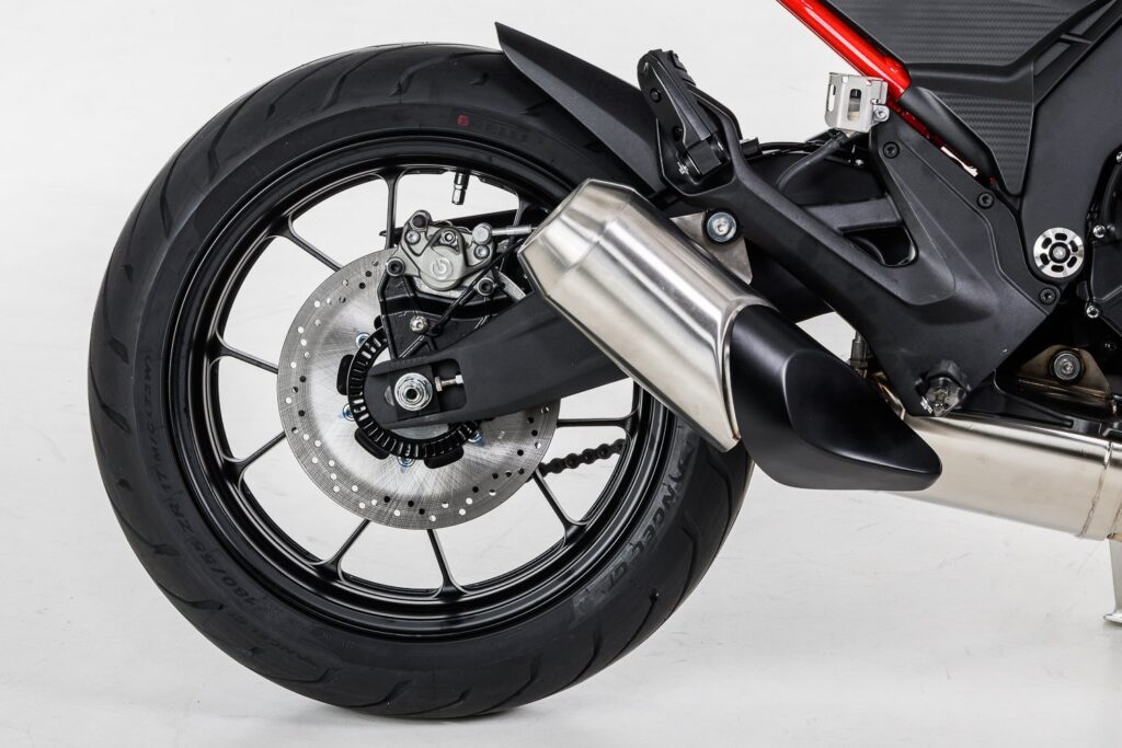 la chine a berné l’europe elle vend la même moto sous quatre noms différents et des milliers de motards paient jusqu’à 2 200 € de plus juste pour un logo sur le réservoir 8