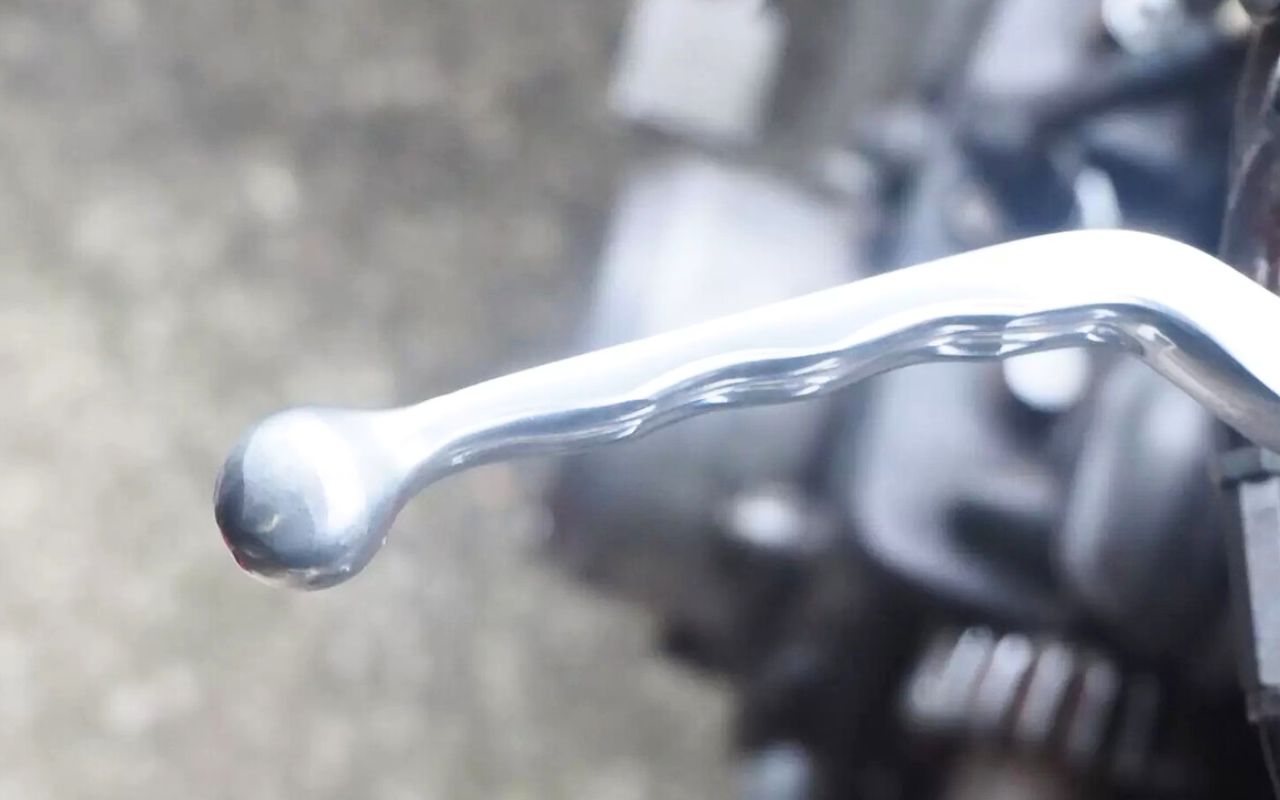 La France a imposé ses normes aux motards du monde entier : l’histoire méconnue de la boule au bout des leviers, née sur les circuits et devenue obligatoire pour passer le contrôle technique