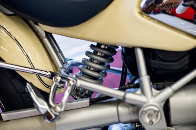 la moto « la moins désirée » de bmw revient par la grande porte 26 ans plus tard, ce r850 c quasi neuve pourrait valoir bien plus que prévu 11