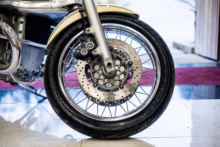 la moto « la moins désirée » de bmw revient par la grande porte 26 ans plus tard, ce r850 c quasi neuve pourrait valoir bien plus que prévu 14