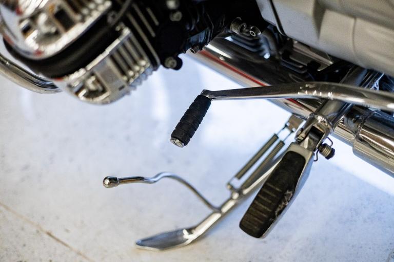 la moto « la moins désirée » de bmw revient par la grande porte 26 ans plus tard, ce r850 c quasi neuve pourrait valoir bien plus que prévu 19