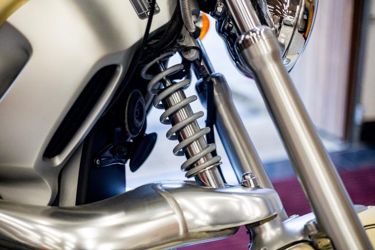 la moto « la moins désirée » de bmw revient par la grande porte 26 ans plus tard, ce r850 c quasi neuve pourrait valoir bien plus que prévu 20