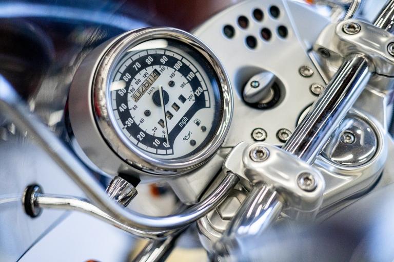 la moto « la moins désirée » de bmw revient par la grande porte 26 ans plus tard, ce r850 c quasi neuve pourrait valoir bien plus que prévu 25