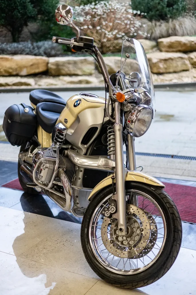 la moto « la moins désirée » de bmw revient par la grande porte 26 ans plus tard, ce r850 c quasi neuve pourrait valoir bien plus que prévu 3