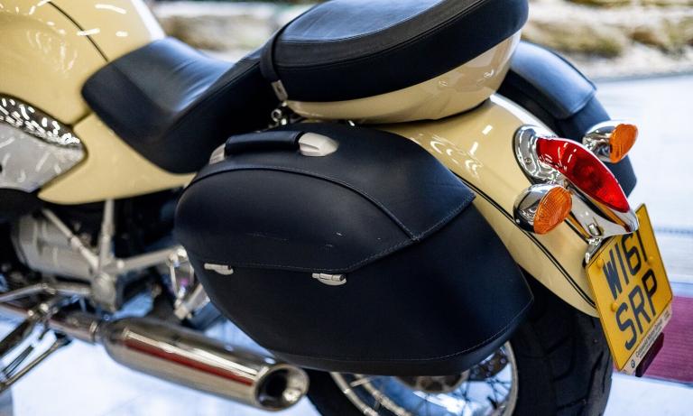 la moto « la moins désirée » de bmw revient par la grande porte 26 ans plus tard, ce r850 c quasi neuve pourrait valoir bien plus que prévu 4