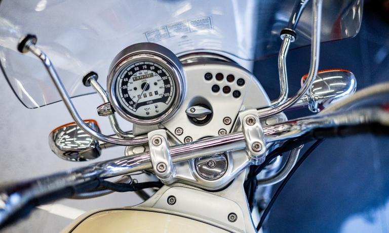 la moto « la moins désirée » de bmw revient par la grande porte 26 ans plus tard, ce r850 c quasi neuve pourrait valoir bien plus que prévu 5