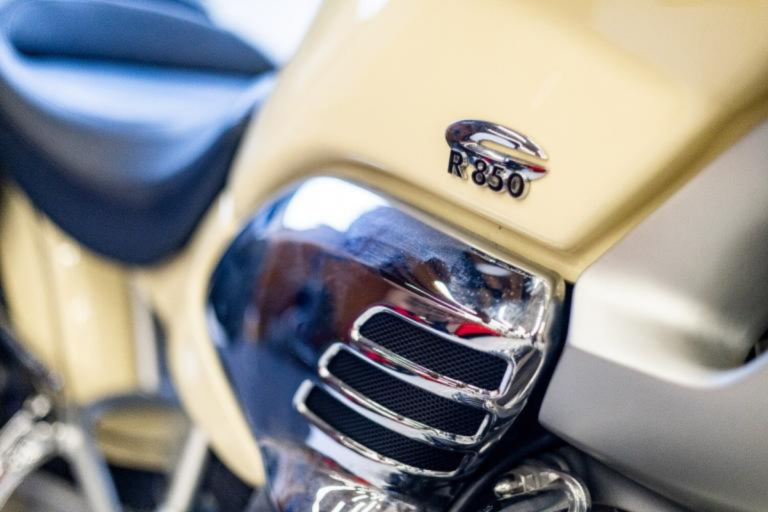 la moto « la moins désirée » de bmw revient par la grande porte 26 ans plus tard, ce r850 c quasi neuve pourrait valoir bien plus que prévu